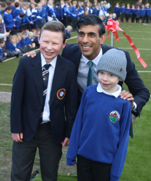 Rishi Sunak with two bedale school pupils